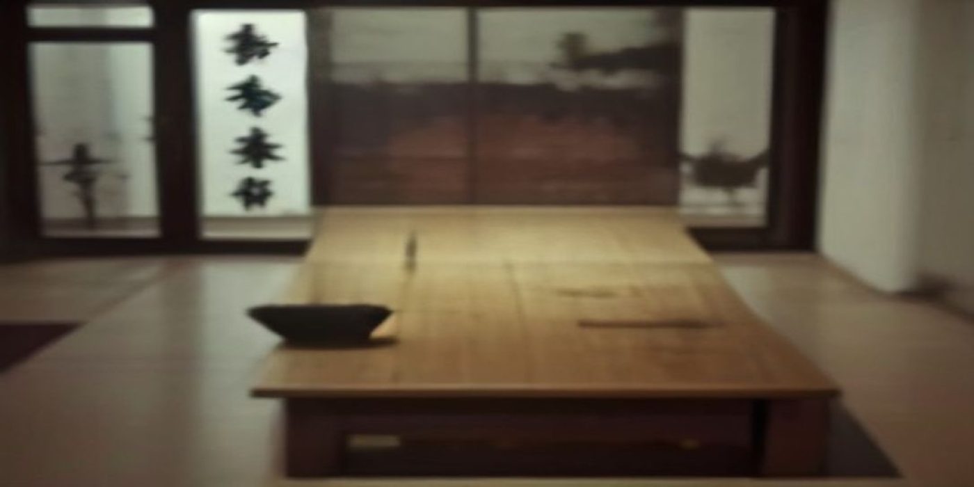 人体艺术摄影展览现场，柔和玫红灯光打在黑白人体摄影作品上，画面优雅静谧，彰显人体美学的纯粹与力量