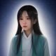 林晓艺，人体美学研究院创始人，正在艺术展览现场讲解人体摄影作品，背景为大幅黑白人体摄影